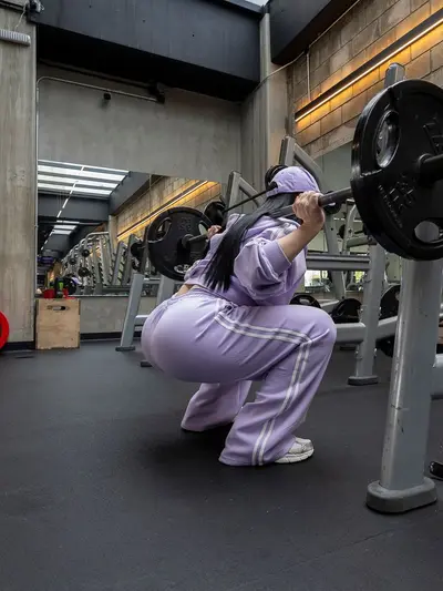 Perla Parral levantando una barra en el gimnasio